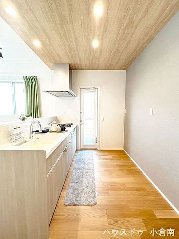 新築なら専門の当店へおまかせください♪本日見学できます♪コンビニ徒歩5分で急なお買い物も安心ですね♪小・中学校も徒歩5分圏内でお子様の通学にも便利な立地♪