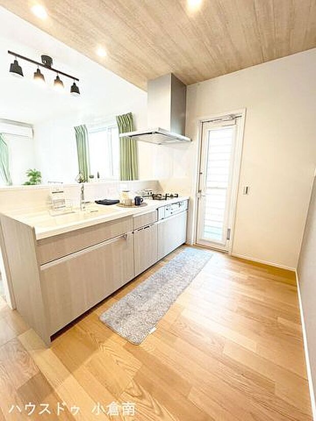 新築なら専門の当店へおまかせください♪本日見学できます♪コンビニ徒歩5分で急なお買い物も安心ですね♪小・中学校も徒歩5分圏内でお子様の通学にも便利な立地♪