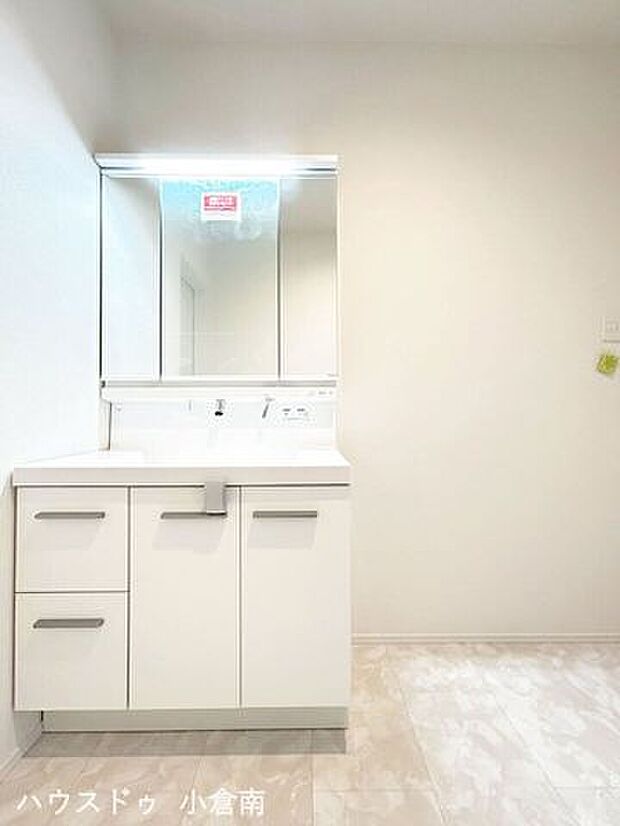 新築なら専門の当店へおまかせください♪本日見学できます♪コンビニ徒歩5分で急なお買い物も安心ですね♪小・中学校も徒歩5分圏内でお子様の通学にも便利な立地♪