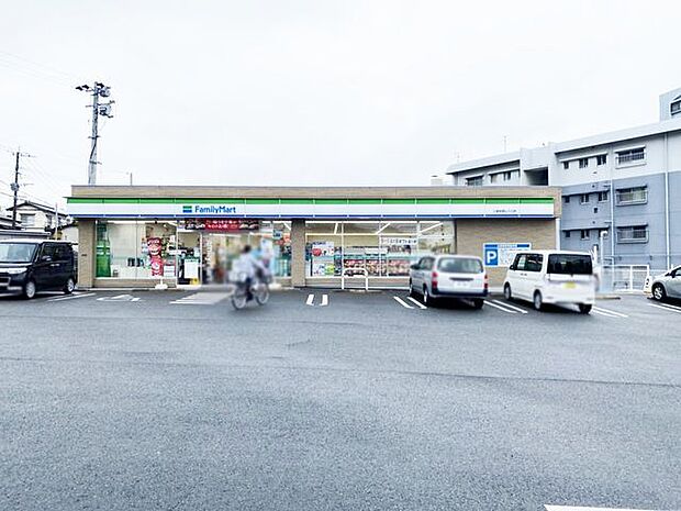 【ファミリマート小倉安部山入口店】安部山公園に向かう途中にあるコンビニ店です。周辺は閑静なマンションや住宅街が建ち並んでいます。アクセスがしやすいコンビニです♪ 435m