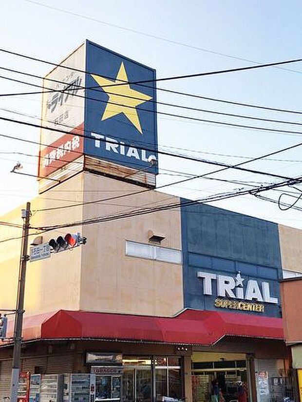 【トライアル石田店】県道51号線沿い交差点にあるスーパーです。 2F建て仕様のトライアルで1Fが食料品、2Fが医療・家電、生活雑貨やスポーツ用品、インテリア関連となっています♪ 1140m
