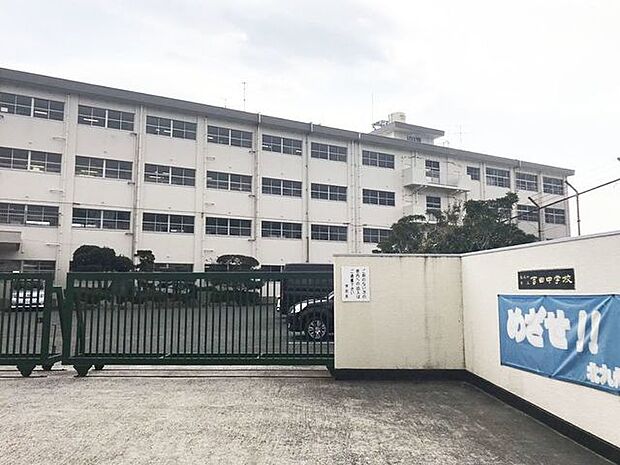 【吉田中学校】吉田小学校、高蔵小学校です。県道25号線の道を挟み、向かいには吉田小学校もあります。 2000m