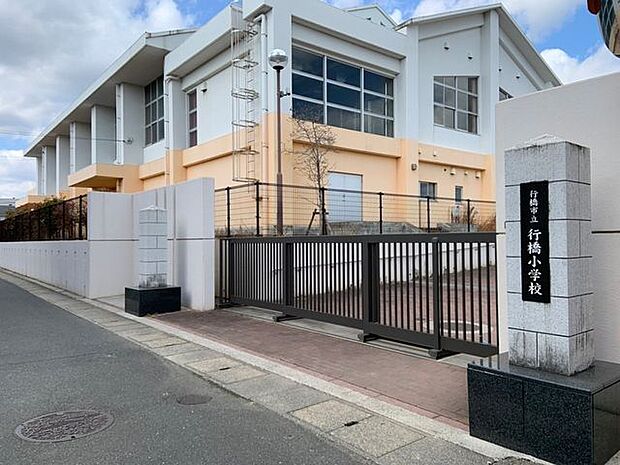 【行橋小学校】行橋市でも市街地にありますが、自然に恵まれ、特に大きな川が多く環境にも恵まれた小学校です♪ 1600m