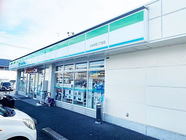【ファミリーマート小倉中貫二丁目店】貫交差点を貫山方面に2分くらい行くと左側に有ります。駐車スペースも10台ほど可能で、郵便ポストも設置してますのでとても便利です。 505m