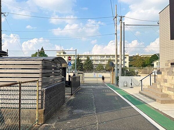 【霧丘小学校】住宅街の中にある小学校です。小倉自動車学校の横にあります♪ 523m