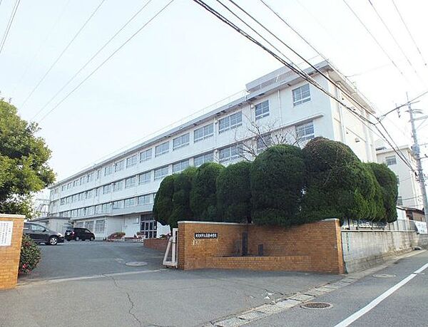 【志徳中学校】志徳中学校は、「志井」と「徳力」の二地区の地名に由来しており、周囲の自然と都会の流行が交じり合う住宅地の中にあります♪ 1000m