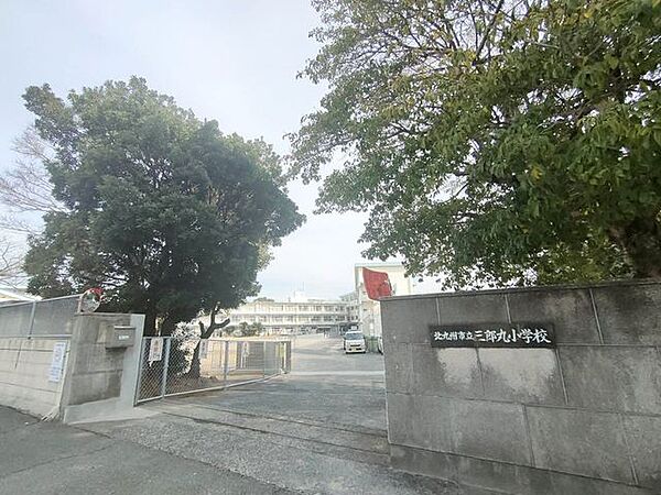 【三郎丸小学校】北九州市民球場のそばにある小学校です。 特徴的な五差路交差点に面しています。三郎丸の地名「三」を中心に、校章に特徴のある学校です♪ 733m