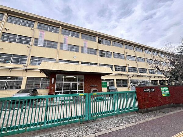 【足立中学校】小倉北区萩崎町にある中学校です♪国道3号線沿いにあります。 1600m