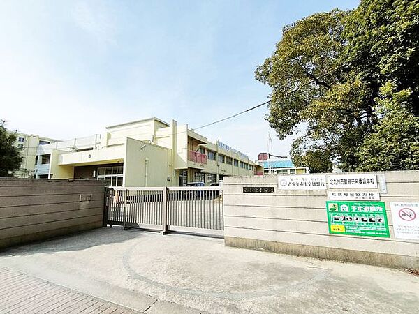 【西小倉小学校】小倉北区城内にある小学校♪　小倉城からは歩いて5分程の距離で市内で最も繁華街に近い学校です！ 790m