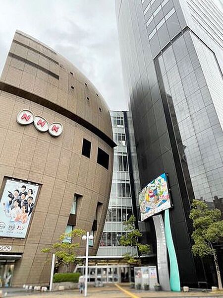 【リバーウォーク北九州】北九州市小倉北区にあります。 芸術的な建物は、遠くからでも目をひきますよ。 川沿いにあり、小倉城も近くにあります。 複合施設なので、ショッピングを楽しめます♪ 1533m