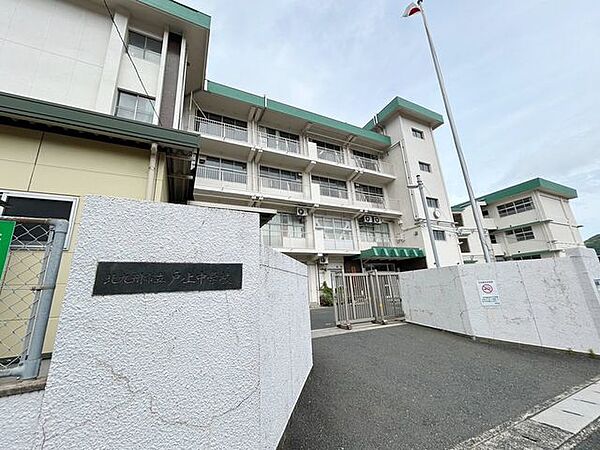 【戸ノ上中学校】遠方には少しずつ緑の自然が顔を覗かせる中学校です。周囲が緑で囲まれた自然豊かで落ち着いた雰囲気の中学校です♪ 1400m