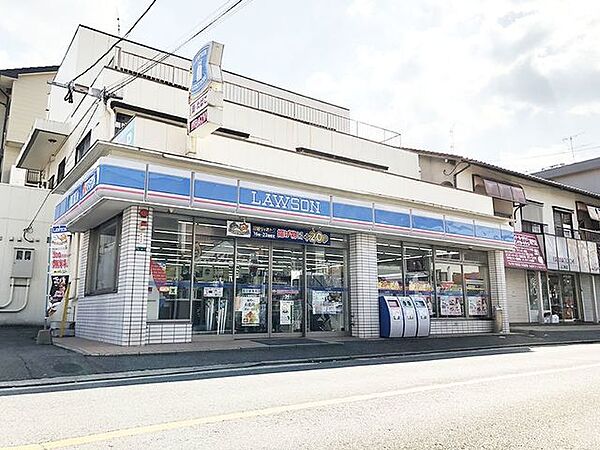 【ローソン星和台1丁目店】住宅地の入り口付近にあるため、いつもお客さんで賑わっています♪ 658m