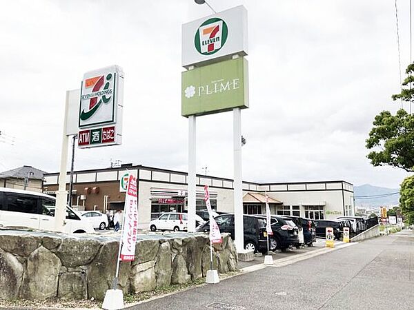 【セブンイレブン小倉にれの木坂店】『にれの木坂』という新興住宅地の入り口にあります。県道を挟みドッとあーるgardenの向かいにあり、場所がらいつもお客さんで賑わっています♪ 1100m