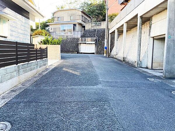 前面道路は幅員6ｍあります。運転が苦手な方でも駐車しやすいです。この先は行き止まりなので車通りも多くなく静かな環境です。