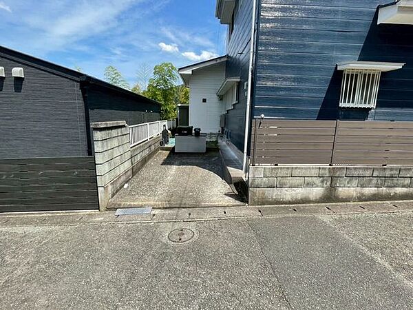 駐車スペースです。普通車も駐車可能です♪