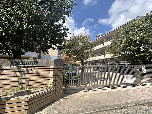 【小倉中央小学校】1991年に小倉小学校と米町小学校が統合して出来た小学校です。ショッピングモール チャチャタウンの近くにあります♪ 906m