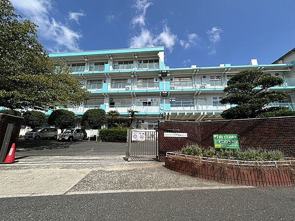 【菊陵中学校】 学校の北側には山陽新幹線が走っていて、運動グランドから見えることができます。街の中にある中学校ですが、グランドも広い中学校です♪ 1656m