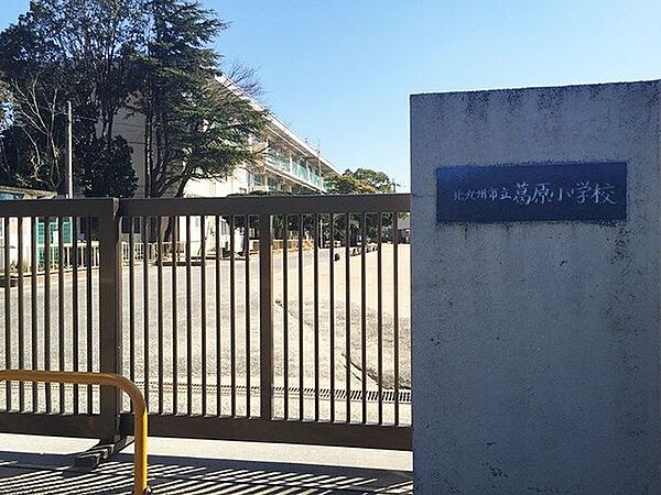 【葛原小学校】明治7年に創立。エリア内には史跡や古墳が多く、自然環境にも恵まれています。徒歩約4分の場所には葛原交番もあり安心の立地♪ 905m