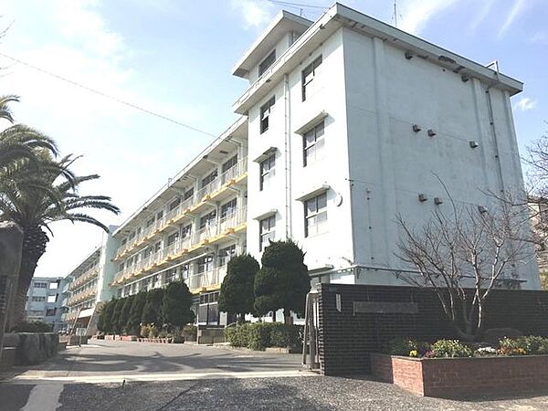 【沼中学校】住宅街の中にあり、丘の上にある学校です。小倉南区の東部に位置し、グランドも広く綺麗です。葛原小学校と沼小学校がエリアになります♪ 1220m