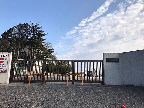 【葛原小学校】明治7年に創立。近隣には史跡や古墳が多く、自然環境にも恵まれています。徒歩約4分の場所には葛原交番もあり安心の立地♪ 1505m