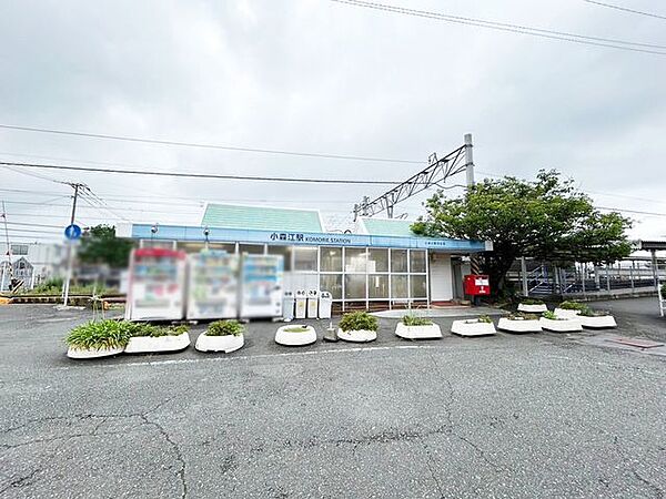 【JR小森江駅】JR鹿児島本線の駅です。 主な駅のアクセスとして、小倉駅までは約7分。 駅東側には「北九州市立門司病院」や矢筈山方面に向かって広がる住宅団地があり、西の海側には工場や倉庫が多く建ち…