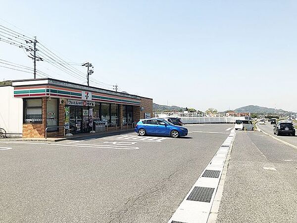 【セブンイレブン小倉木下店】国道322号線沿いにあります。北九州市から田川方面へ向かい平尾台を少し過ぎたくらいのところです。こちらの地域には、近くにスーパーマーケットがないので通われている方は比較…
