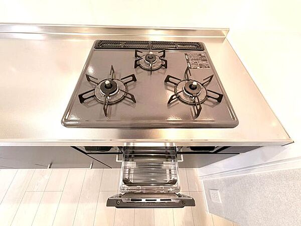 複数口のコンロを備えたキッチン設備です。同時調理がしやすく、日々の料理を効率よく進められます。