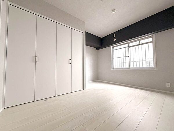 大きな窓のある洋室です。ベッドやデスクを配置しやすい形状で、寝室や子ども部屋として活用できます。