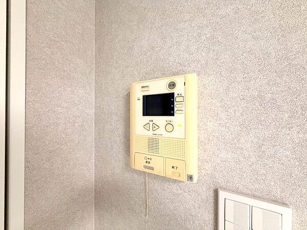壁面に設置された設備リモコンです。日常的に使用する設備の操作位置を確認できます。