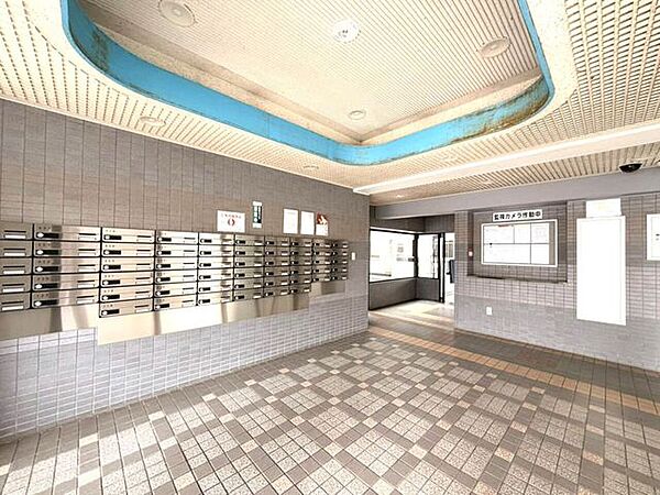 ゆとりのあるマンションロビーです。共用部の広さや建物内の雰囲気を確認できます。