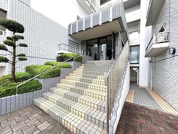 建物へ続く共用通路の様子です。出入りの動線や共用部の管理状況を確認できます。