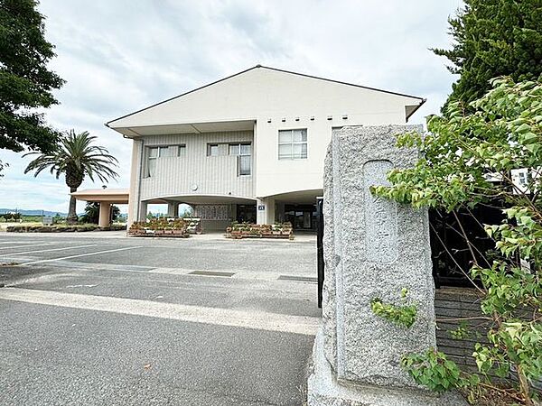 【今元中学校】バイパス沿いから、入った場所にある中学校です。 比較的分かりやすい立地になります。緑の絨毯が目の間に広がるゆったりした環境です♪ 1445m