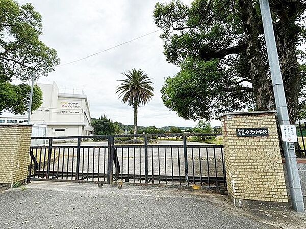 【今元小学校】福岡県の東部、京都郡・行橋市内を流れる秡川の下流部ほとりにあります。沓尾・長井の浜もあり、山・川・海の自然がいっぱいの小学校です♪ 2050m