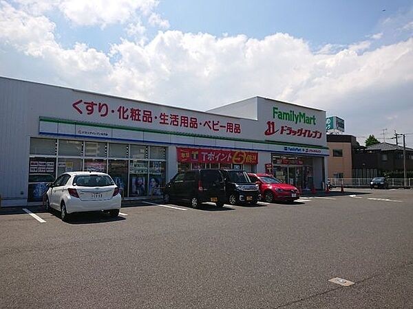 【ファミリーマートドラッグイレブン北方店】コンビニとドラッグストアが併設されており、駐車場が広く大型車でも停めやすいと思います♪ 417m