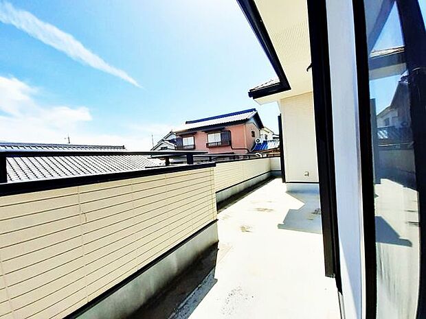 撮影　2022年　4月屋根のないバルコニーは風に太陽の光を直接浴びれます。陽あたりも良く洗濯物やお布団もしっかり乾いて快適です♪