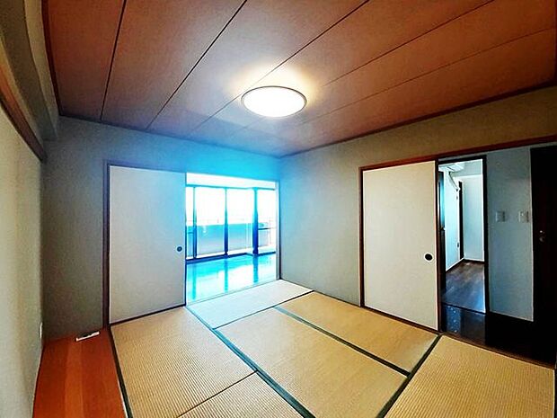撮影　2023年　8月日本的な和室で畳の香りがリラックスできます。和室はお子様を一人で遊ばせていてもキッチンから確認できるので、安心ですね。
