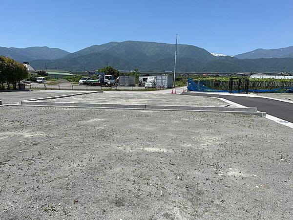 本物件を東から撮影