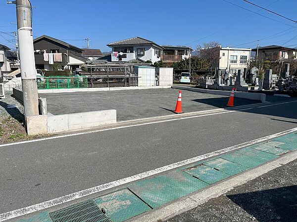 本物件を南西方向から撮影