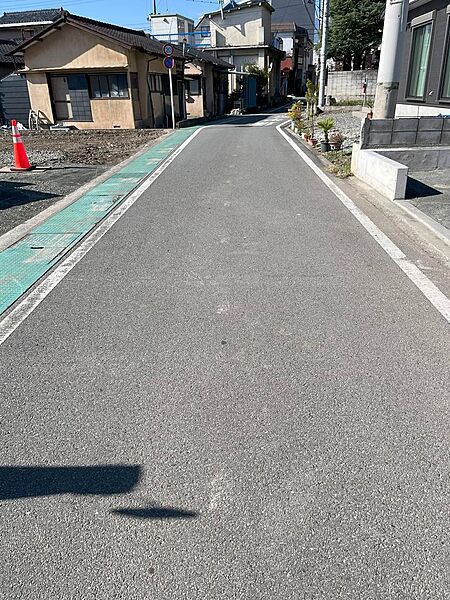 本物件前面道路を西へ撮影