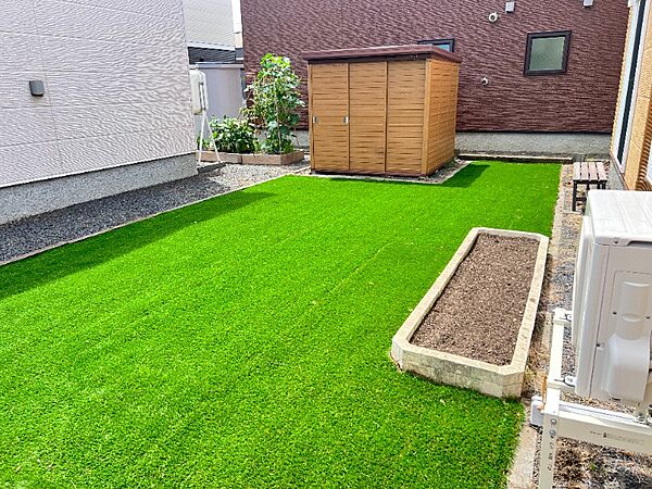 7月に人工芝を施工済みで、きれいなお庭です！