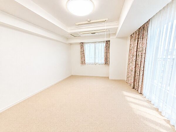 【ＬＤ/約12.4帖】大きな窓が魅力的♪陽光が差し込む明るく開放的な空間です。