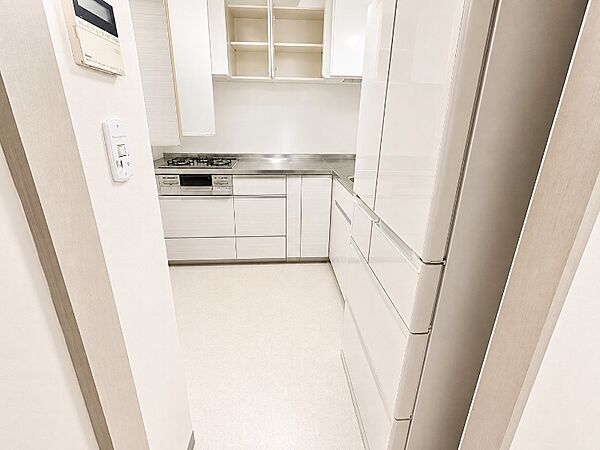 収納も充実しており、調理器具や食器などをすっきり整理できます。