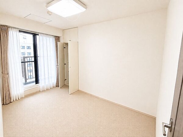 【洋室/5.3帖】収納スペースも備えており、すっきりとした暮らしを実現できます。