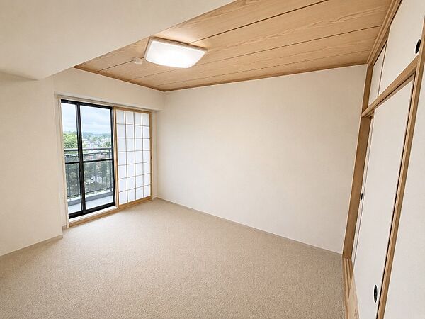 【和室/約6帖】ゆとりのある広さの和室。明るく開放感のある室内です。