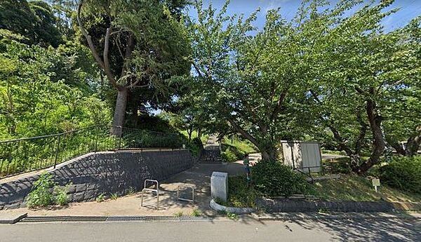 秋葉台公園 徒歩6分。 480m
