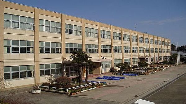 綾瀬市立綾西小学校 徒歩5分。 360m