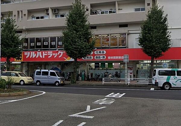 ツルハドラッグ南林間駅前店 徒歩0分。 1m
