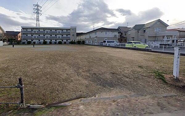 緑の広場17号 徒歩9分。 670m