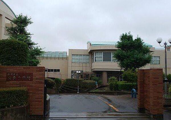 藤沢市立六会小学校 徒歩11分。 810m