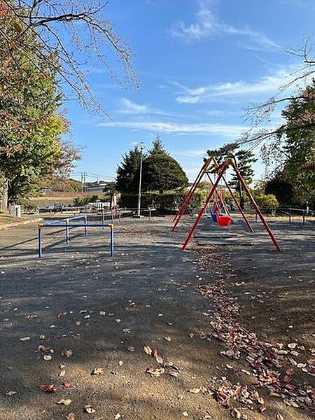 座間公園 徒歩6分。 410m